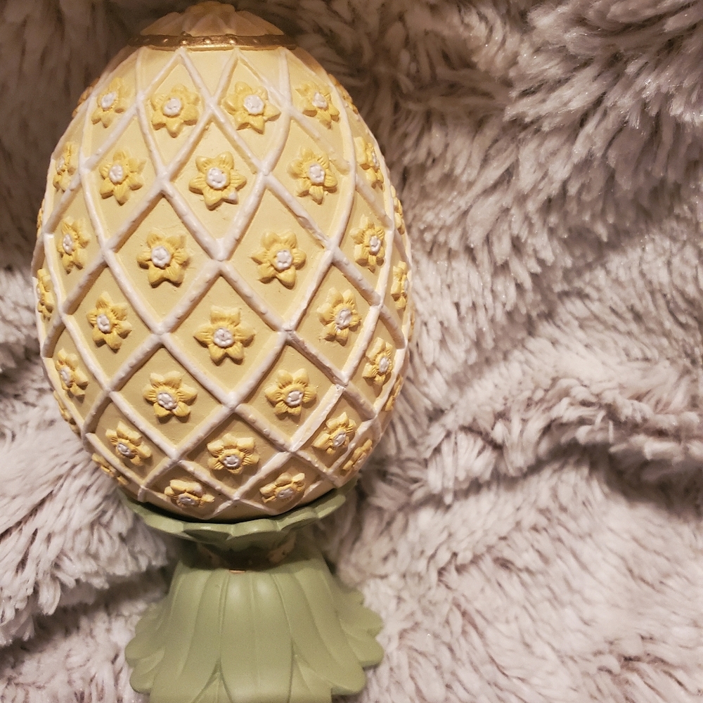 Vintage Avon "Seasons Treasures Egg Collection" Floral Bouquet porcelain Easter - Picture 4 of 7